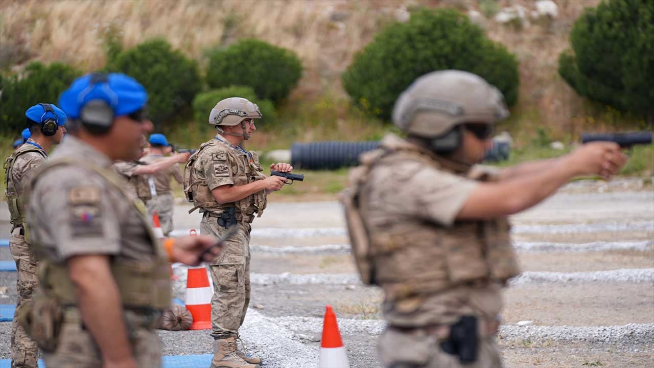 Foto - Jandarmanın keskin nişancıları hedefi 12'den vurdu! Şırnaklı uzman çavuşlar İzmir'deki dev yarışmaya damga vurdu!