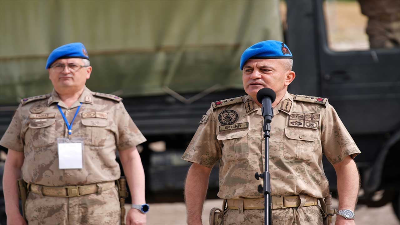 Foto - Jandarmanın keskin nişancıları hedefi 12'den vurdu! Şırnaklı uzman çavuşlar İzmir'deki dev yarışmaya damga vurdu!