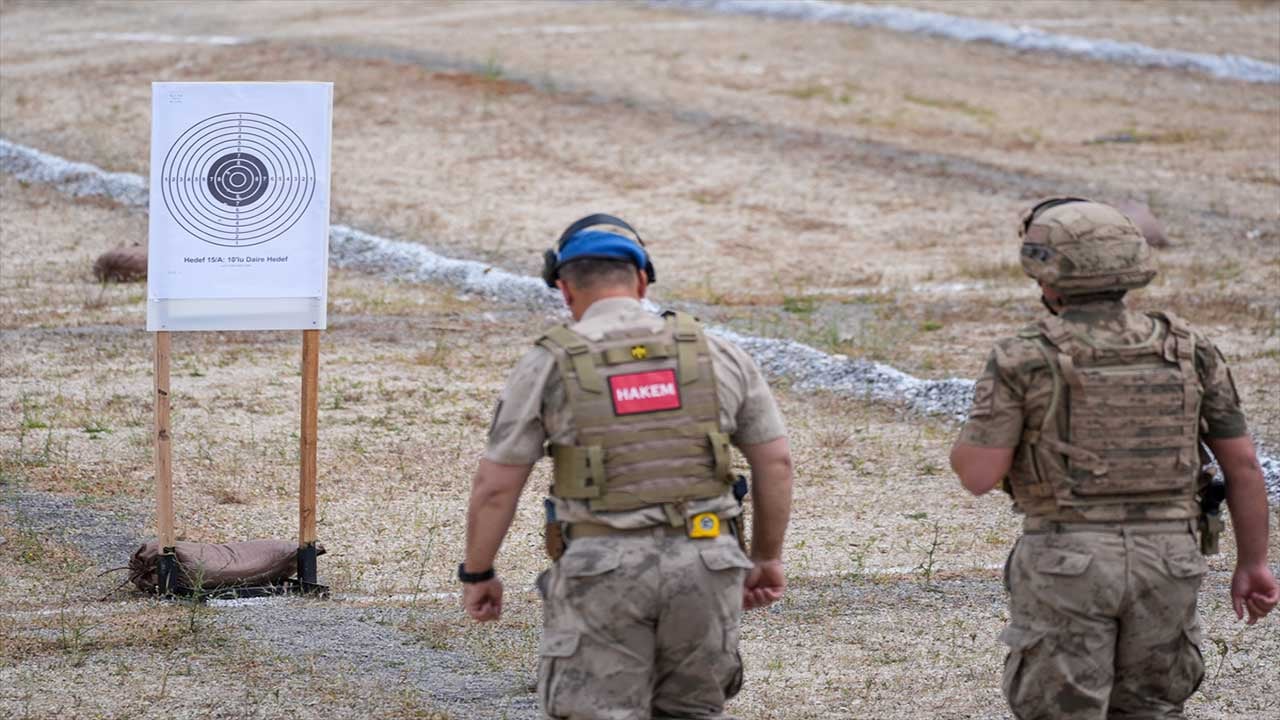 Foto - Jandarmanın keskin nişancıları hedefi 12'den vurdu! Şırnaklı uzman çavuşlar İzmir'deki dev yarışmaya damga vurdu!