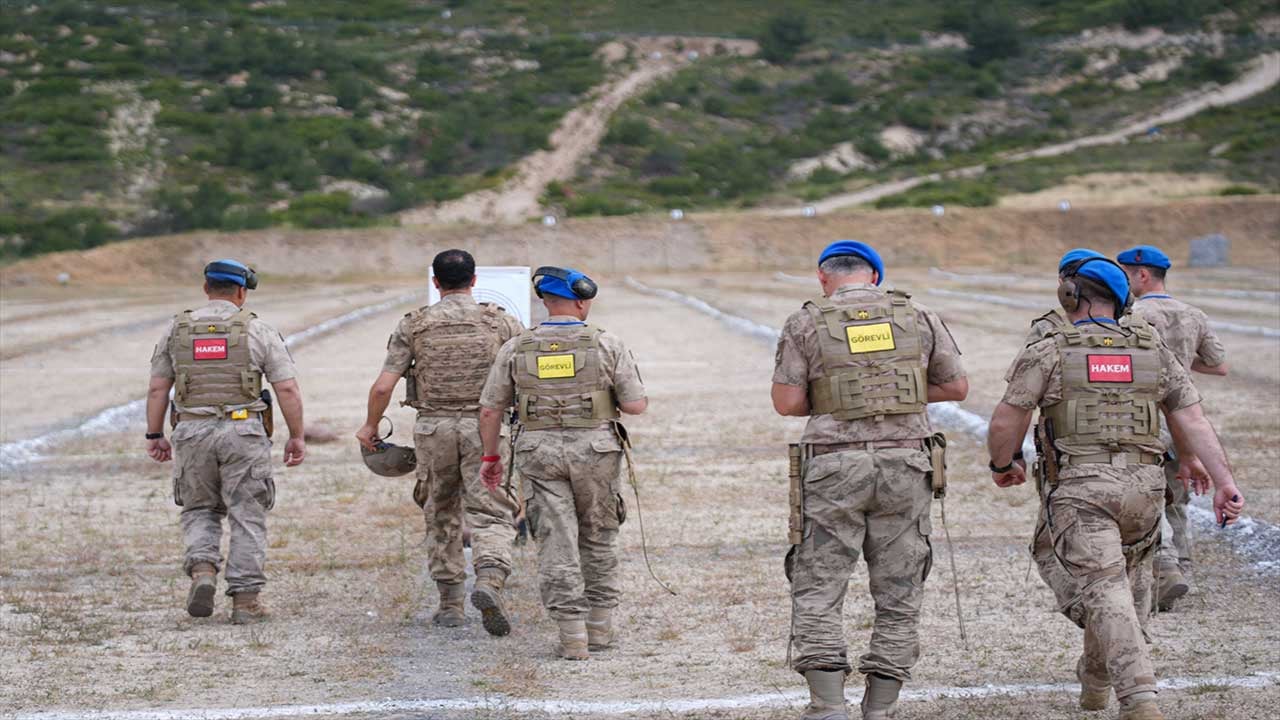 Foto - Jandarmanın keskin nişancıları hedefi 12'den vurdu! Şırnaklı uzman çavuşlar İzmir'deki dev yarışmaya damga vurdu!