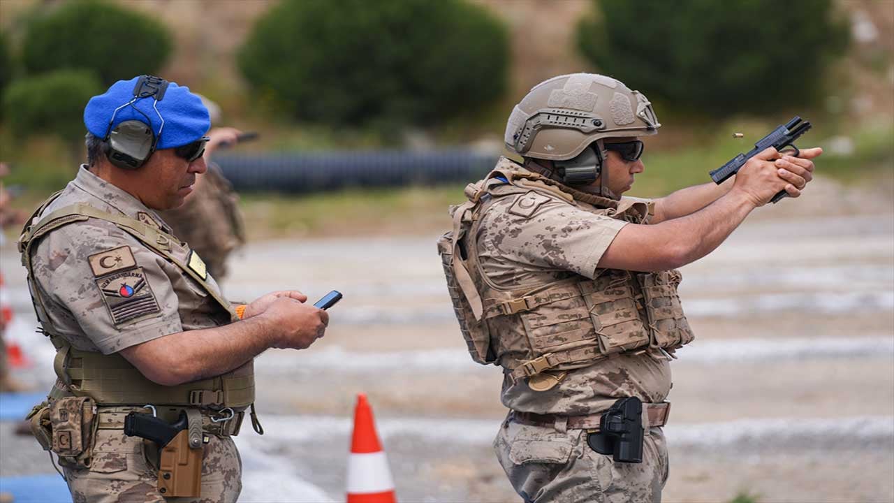 Foto - Jandarmanın keskin nişancıları hedefi 12'den vurdu! Şırnaklı uzman çavuşlar İzmir'deki dev yarışmaya damga vurdu!