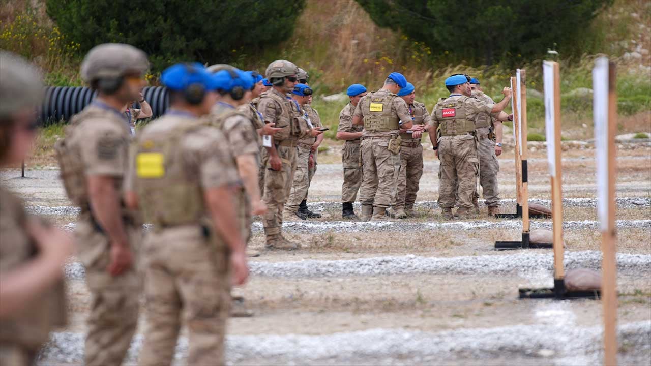Foto - Jandarmanın keskin nişancıları hedefi 12'den vurdu! Şırnaklı uzman çavuşlar İzmir'deki dev yarışmaya damga vurdu!