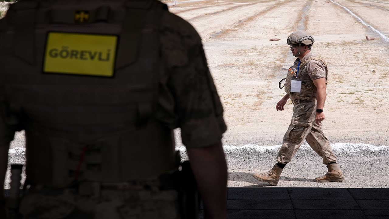 Foto - Jandarmanın keskin nişancıları hedefi 12'den vurdu! Şırnaklı uzman çavuşlar İzmir'deki dev yarışmaya damga vurdu!