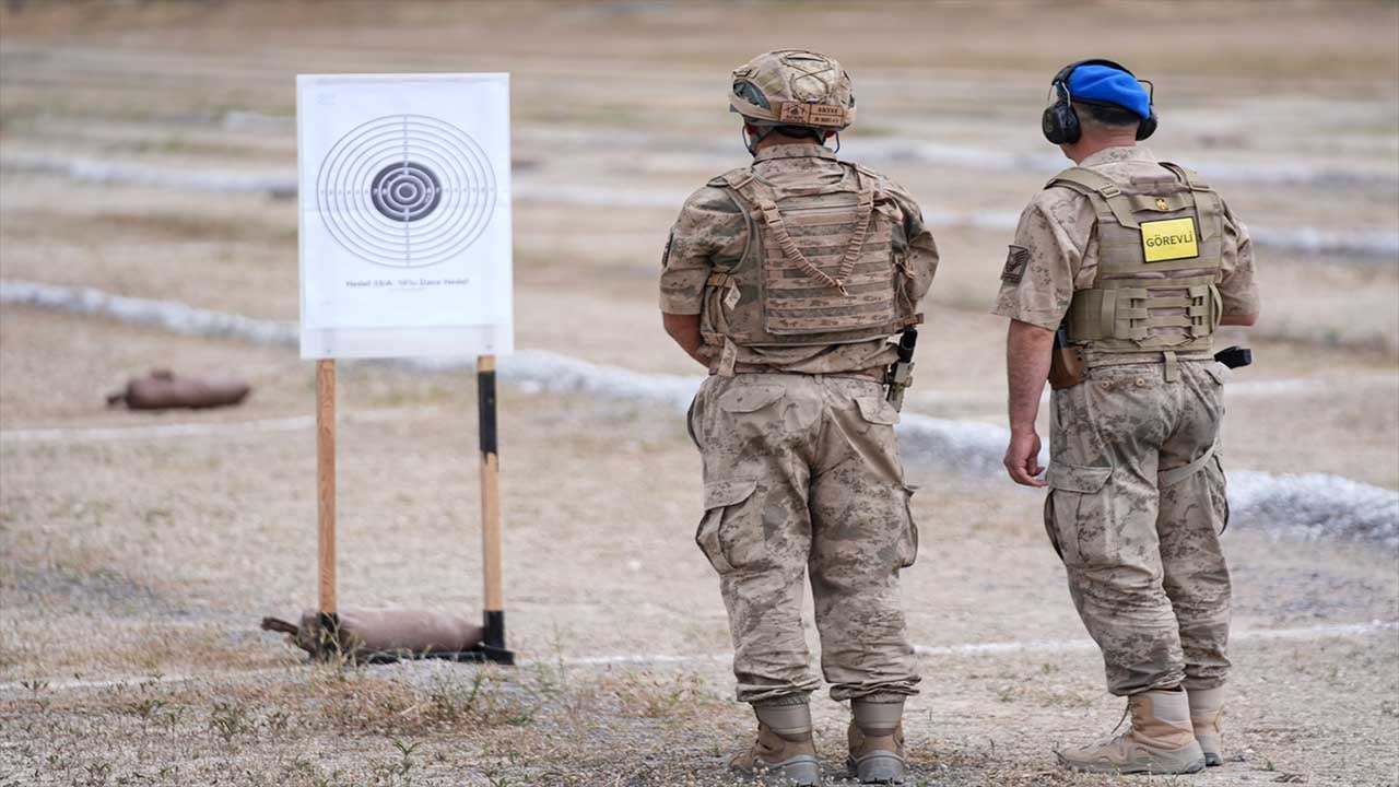 Foto - Jandarmanın keskin nişancıları hedefi 12'den vurdu! Şırnaklı uzman çavuşlar İzmir'deki dev yarışmaya damga vurdu!