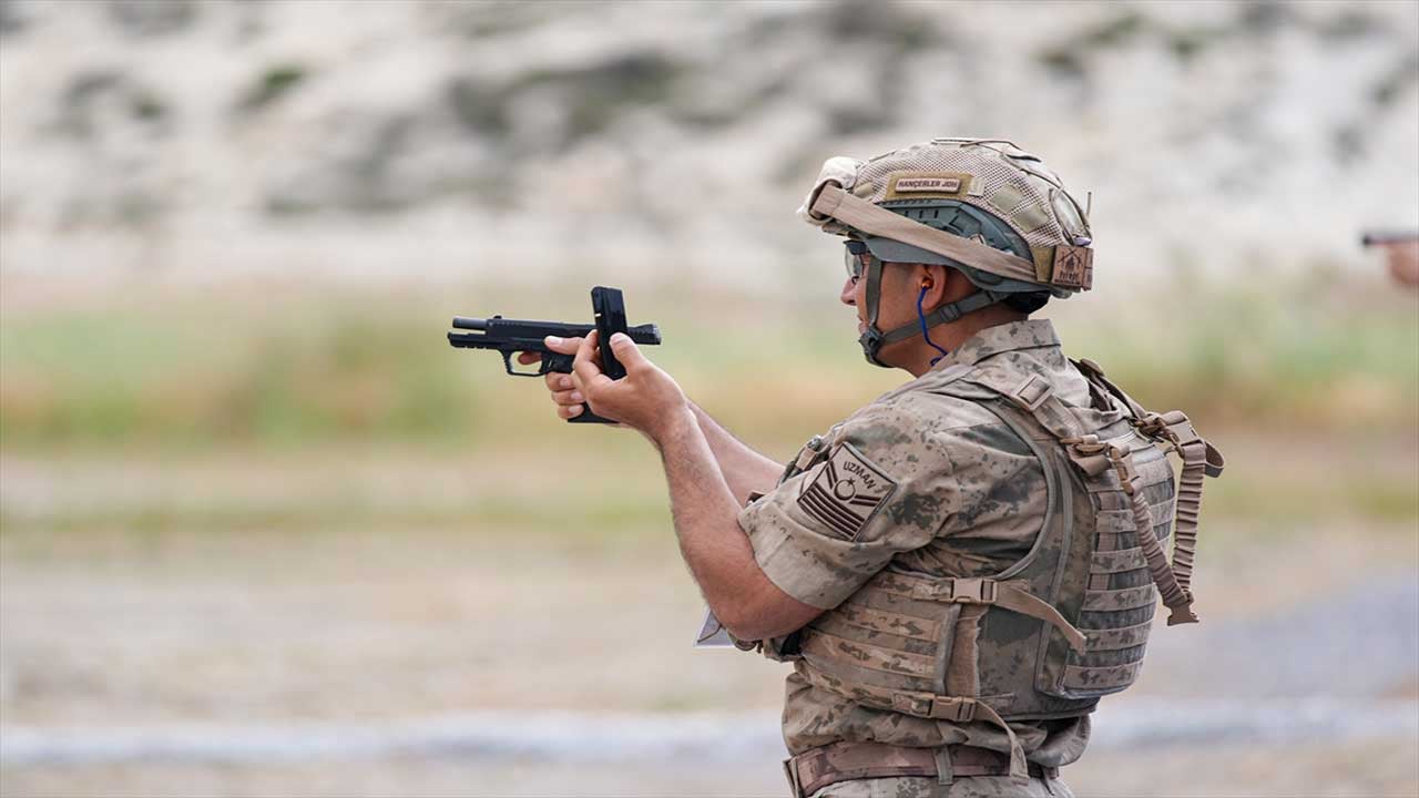 Foto - Jandarmanın keskin nişancıları hedefi 12'den vurdu! Şırnaklı uzman çavuşlar İzmir'deki dev yarışmaya damga vurdu!