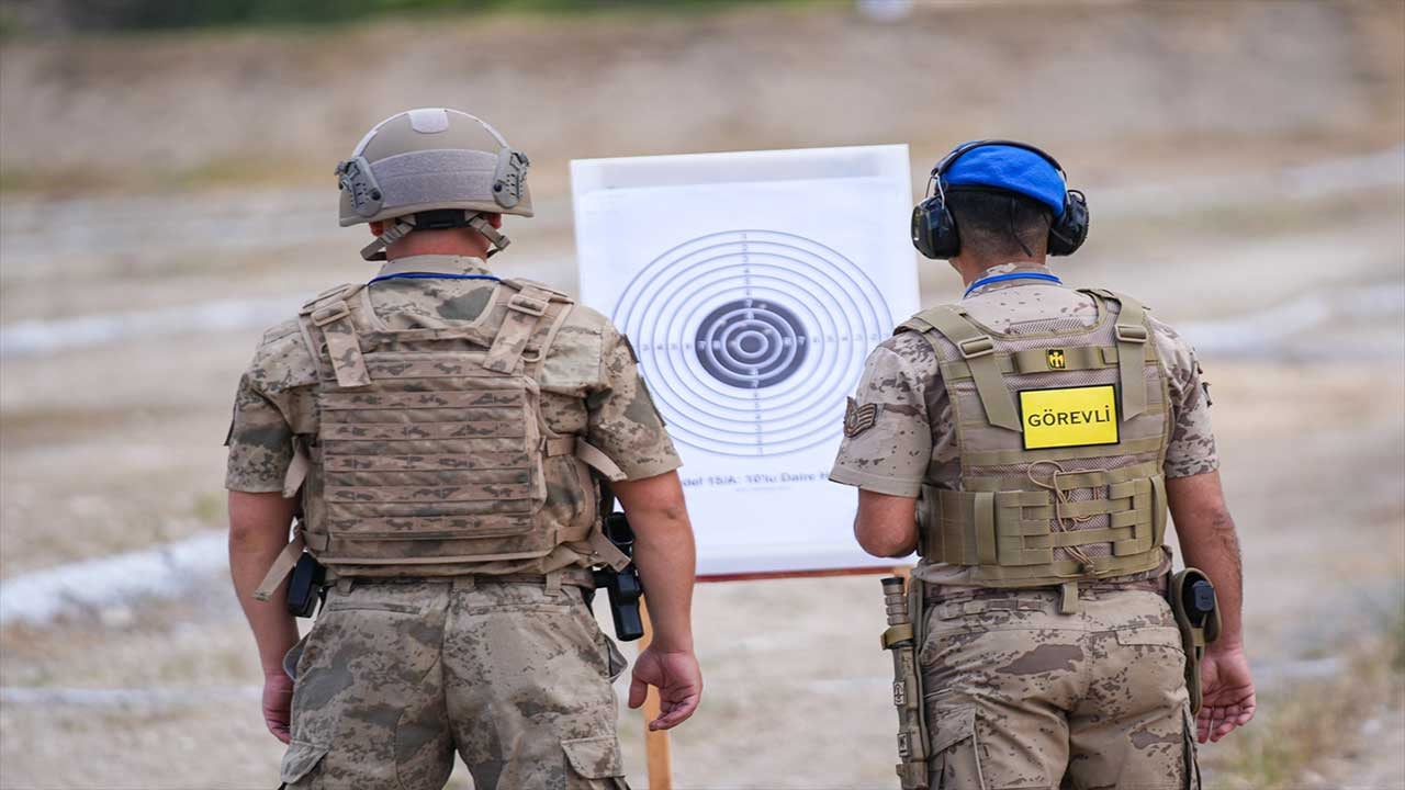 Foto - Jandarmanın keskin nişancıları hedefi 12'den vurdu! Şırnaklı uzman çavuşlar İzmir'deki dev yarışmaya damga vurdu!