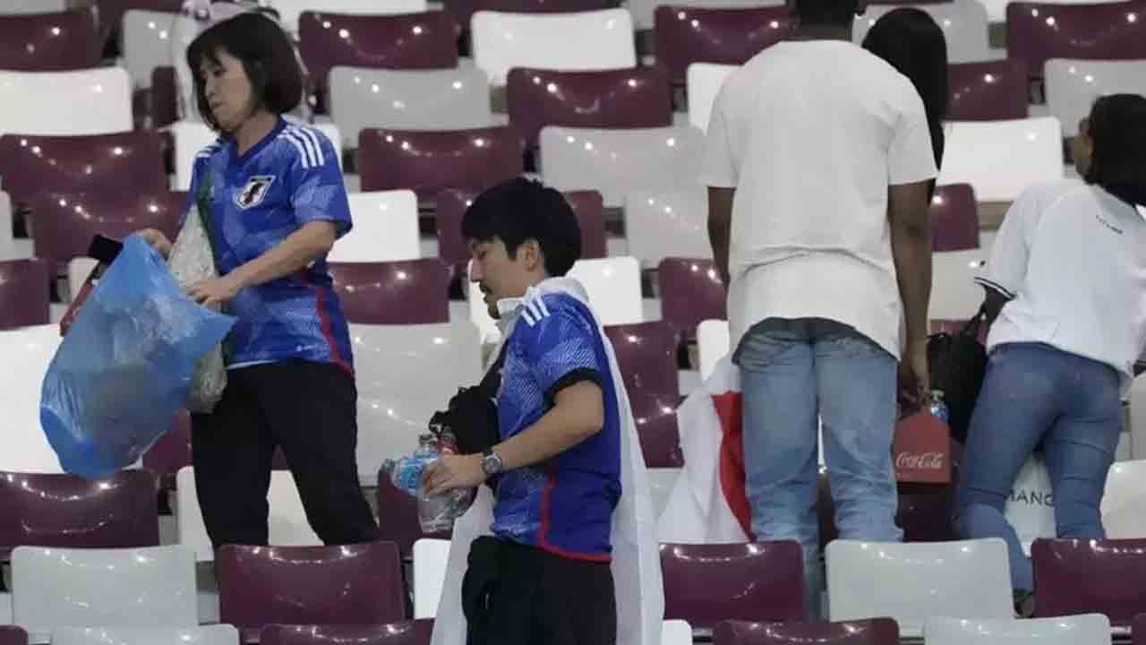 Foto - Japon taraftarların temizliği gönülleri fethetti!