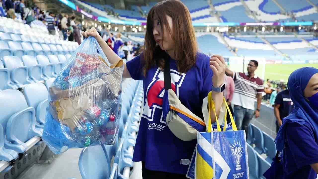 Foto - Japon taraftarların temizliği gönülleri fethetti!