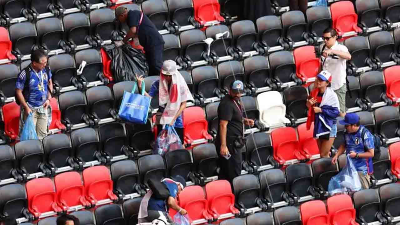 Foto - Japon taraftarların temizliği gönülleri fethetti!