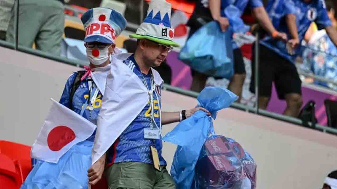 Foto - Japon taraftarların temizliği gönülleri fethetti!
