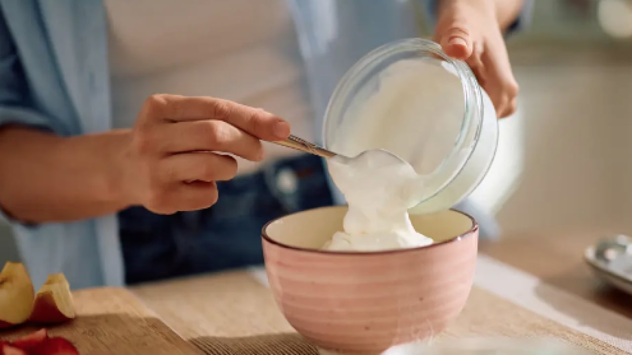 Foto - Jersey sütü ile birlikte daha kıvamlı... Kalıp gibi çıkıyor: Ev yoğurdu tarifi, taşırmadan kaynatın