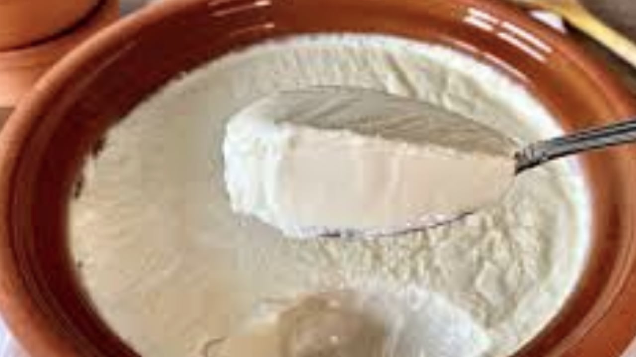 Foto - Jersey sütü ile birlikte daha kıvamlı... Kalıp gibi çıkıyor: Ev yoğurdu tarifi, taşırmadan kaynatın