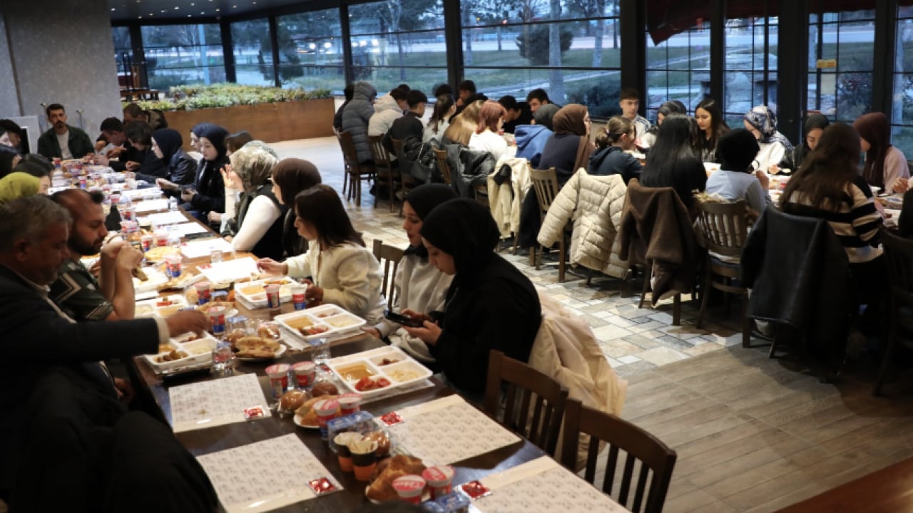 Foto - AK Parti Afyonkarahisar İl Başkanı Av. Turgay Şahin iftar programında...