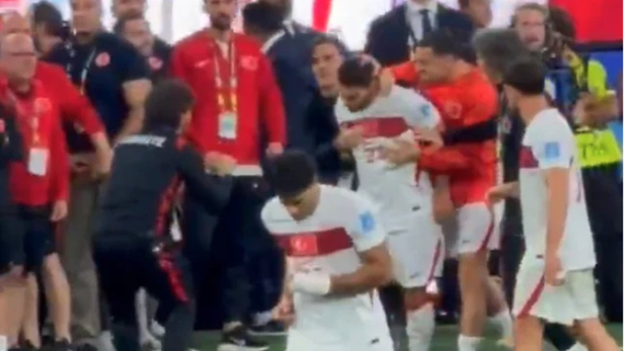 Foto - Kaan’ın golü sonrası yedek kulübemizde skandal hareket! A Milli Takım’a tepkiler çığ gibi
