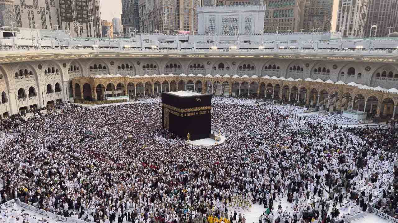 Kâbe’ye gözyaşlarıyla veda: Umre yolculuğu duygu dolu anlarla tamamlandı
