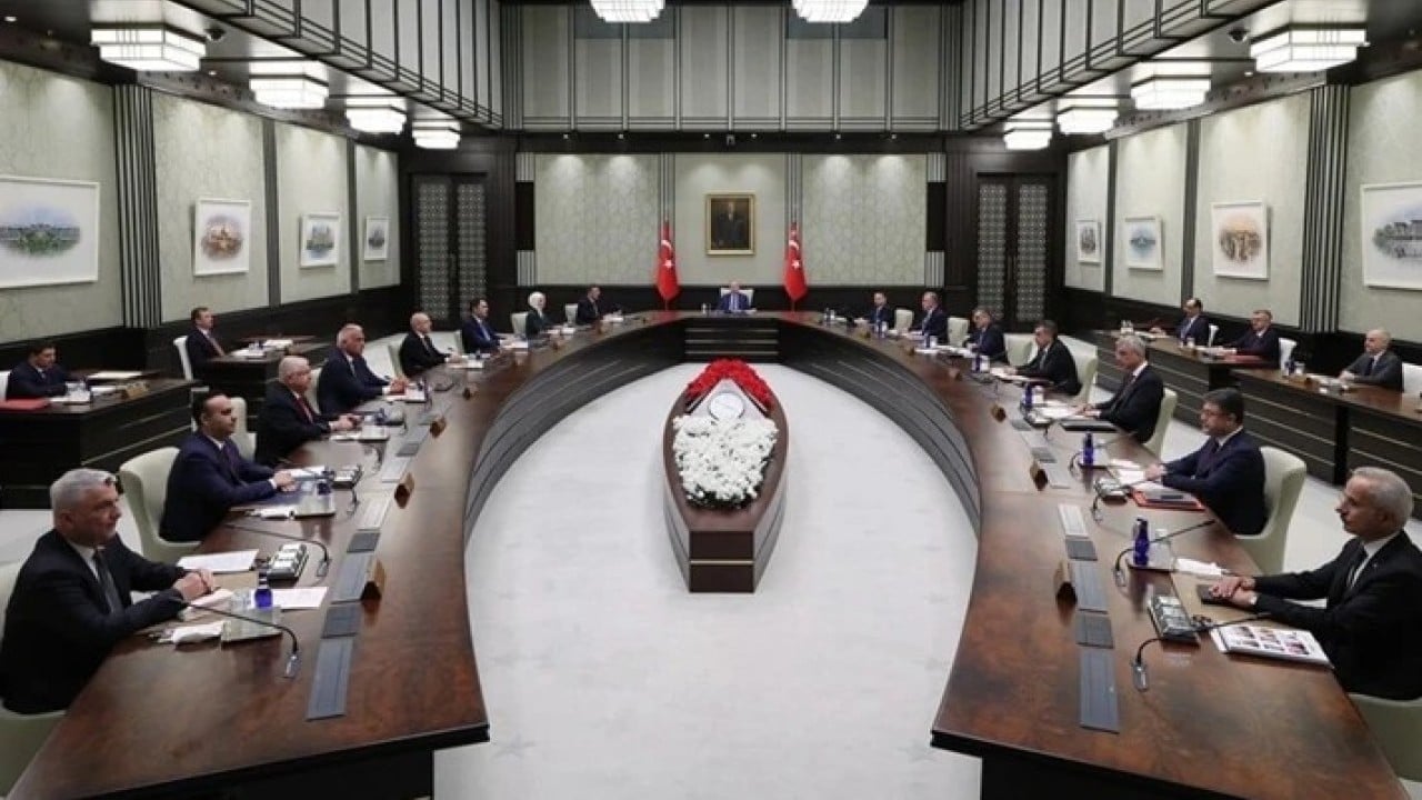 Kabine'de büyük değişim kapıda! Sinan Burhan'dan 'En az 3 bakan değişecek' iddiası kulisleri salladı!