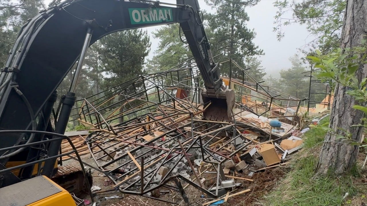 Foto - Kaçak evler bir bir yıkıldı Ormanı talan edenlere göz açtırılmıyor