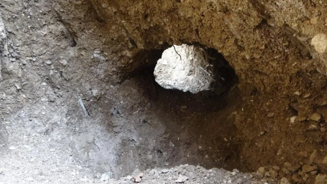 Kaçak kazı yapan defineciler bölgeyi alt üst etti