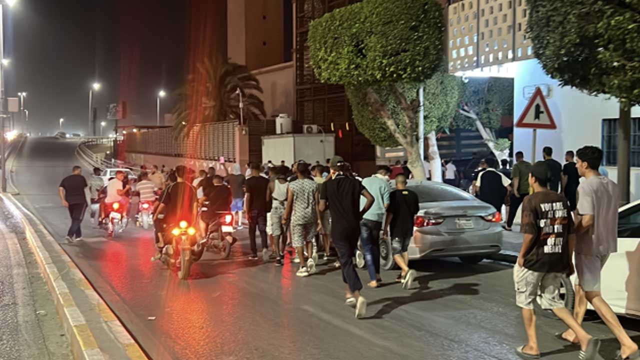 Foto - Kaddafi'yi mumla arıyorlar! Libya'da elektrik krizi derinleşiyor