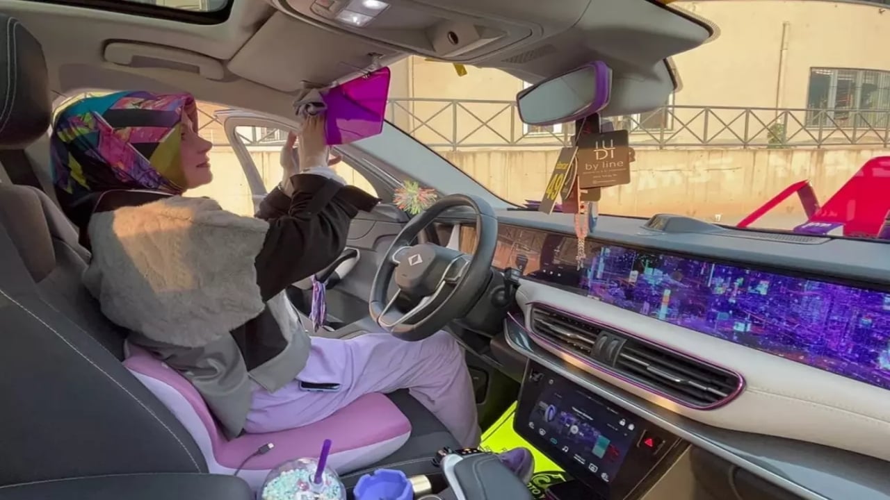 Kadının mor tutkusu TOGG’a sıçradı! 400 bin lira harcadı, gören dönüp bir daha baktı