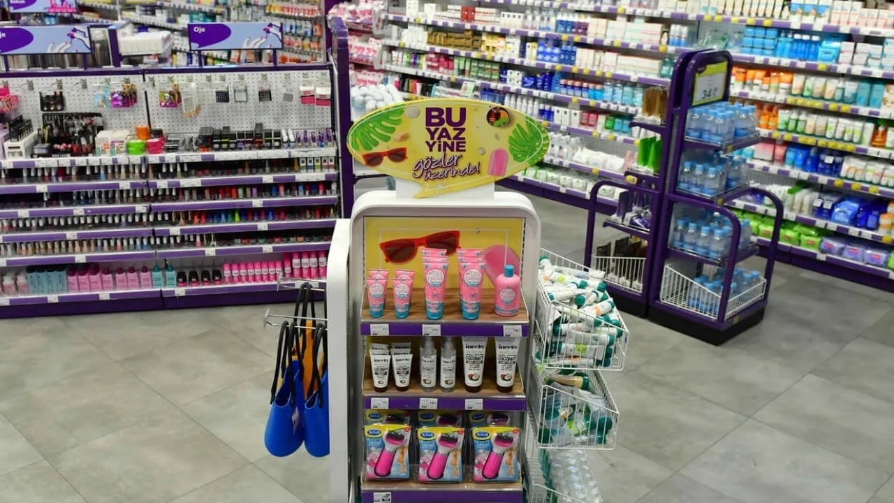 Foto - Kadınlar, yarınlar yokmuşçasına alışveriş yapıyordu! Bakanlık Türkiye’nin ünlü kozmetik devi için düğmeye bastı