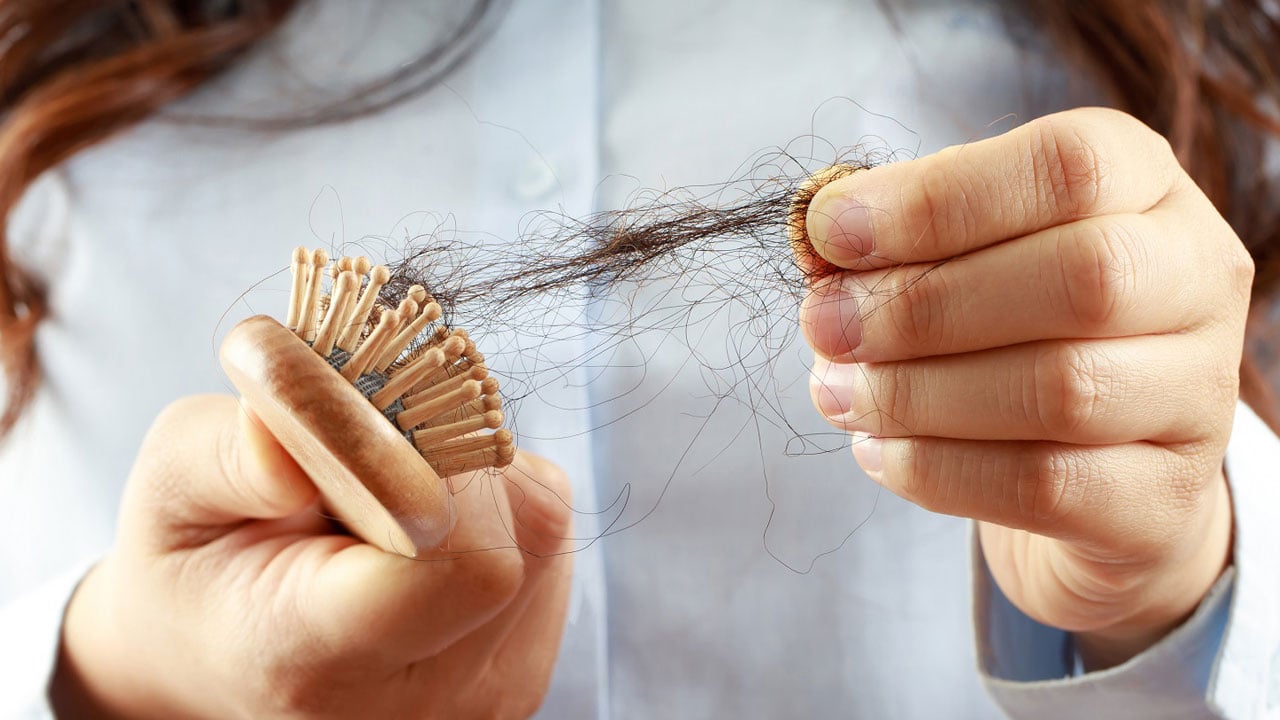 Kadınlarda saç dökülmesinin gerçek sebebi! Saçınız değil, sağlığınız dökülüyor olabilir