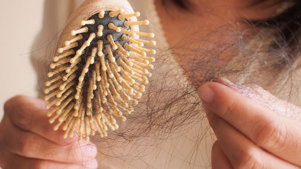 Foto - Kadınlarda saç dökülmesinin gerçek sebebi! Saçınız değil, sağlığınız dökülüyor olabilir
