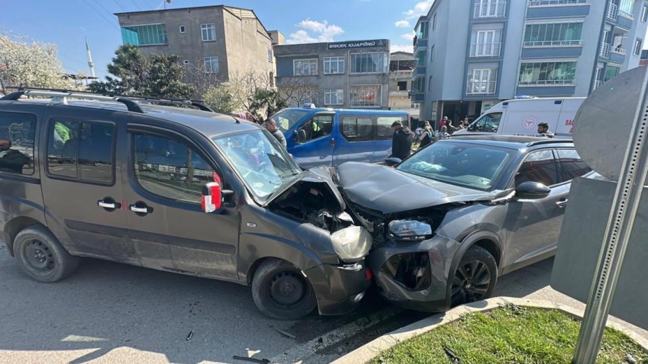 Kafa kafaya girdiler araçlar pert oldu