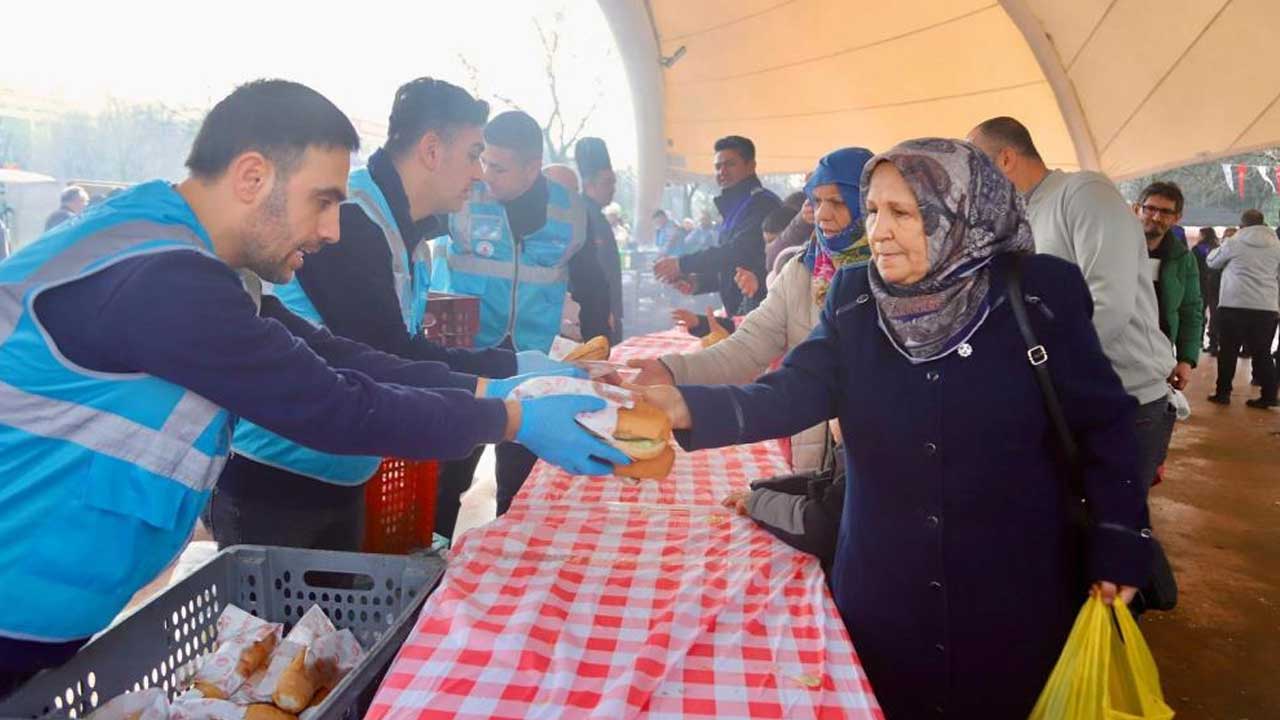 Foto - Kağıthane Belediyesi'nden vatandaşlara balık ekmek şöleni!