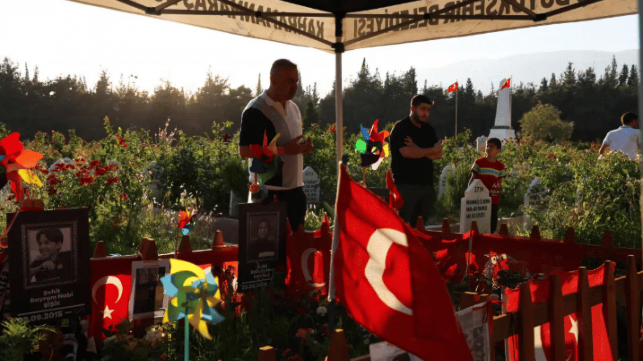 Foto - Kahramanmaraş'ta hüzünlü babalar günü! Evlatlarının kabirlerini ziyaret ettiler!