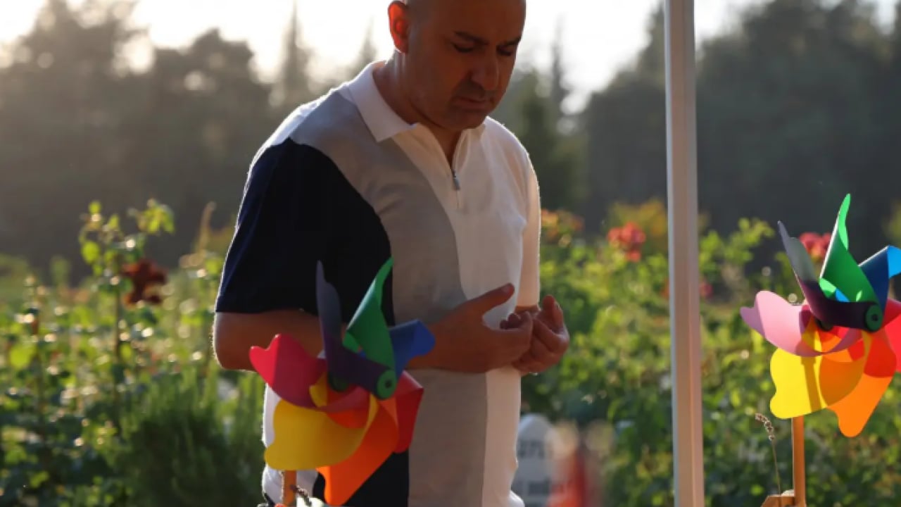 Foto - Kahramanmaraş'ta hüzünlü babalar günü! Evlatlarının kabirlerini ziyaret ettiler!