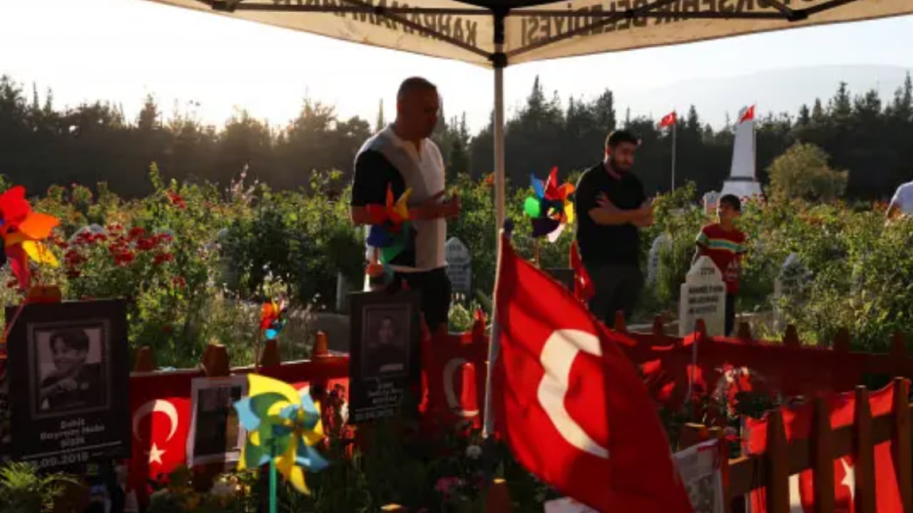 Foto - Kahramanmaraş'ta hüzünlü babalar günü! Evlatlarının kabirlerini ziyaret ettiler!