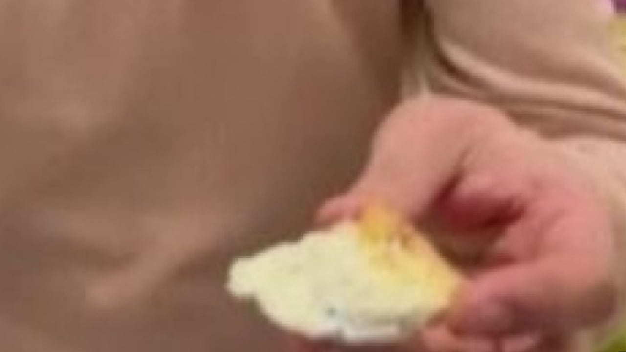 Foto - Ekmeğin içinden çıkana inanamadı: 'Ağzımın içinde sertlik hissettim!'