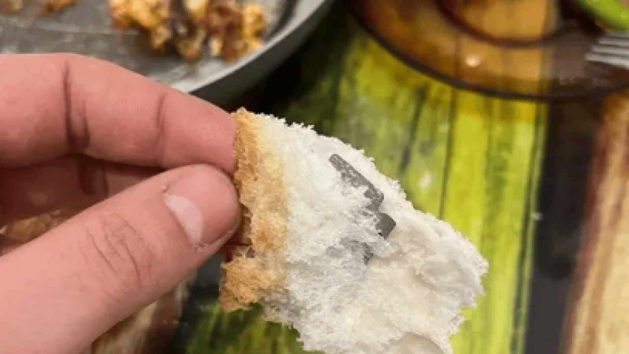 Ekmeğin içinden çıkana inanamadı: 'Ağzımın içinde sertlik hissettim!'