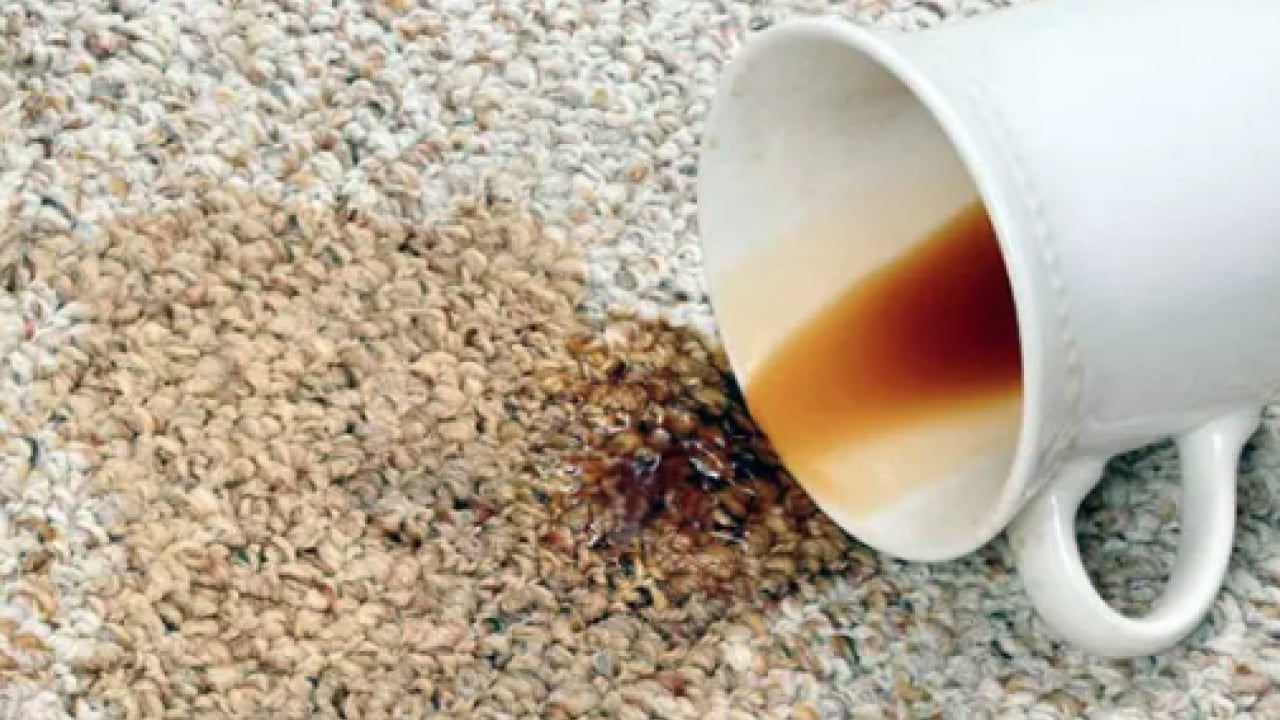 Kahve ve çay lekelerinden kurtulabilirsiniz! Bardaklardan beş saniyede çıkaracak ilginç çözüm bakın ne! Kimse bilmiyor