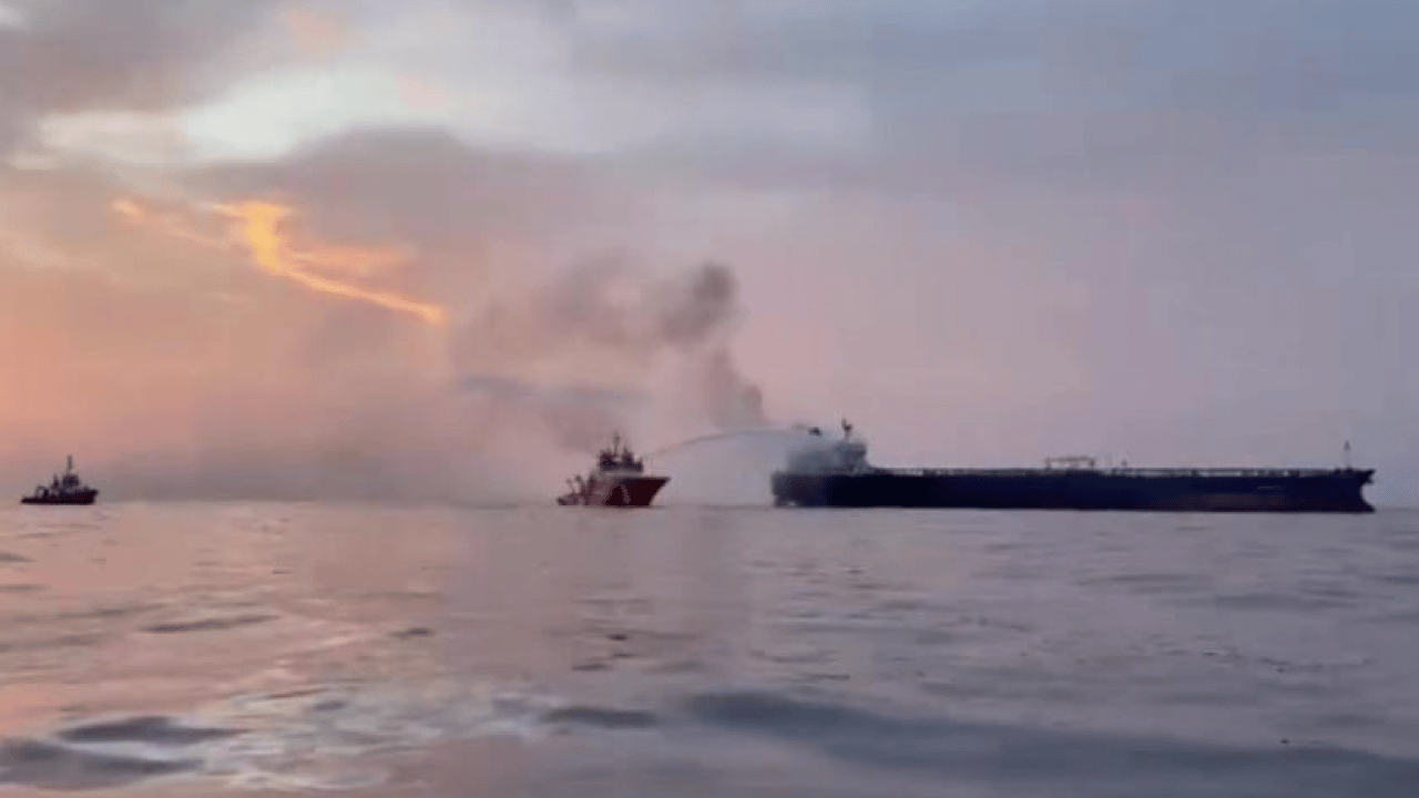 Foto - KAIROS tankerindeki yangında soğutma sürüyor! 25 kişilik mürettebat saniyelerle kurtuldu