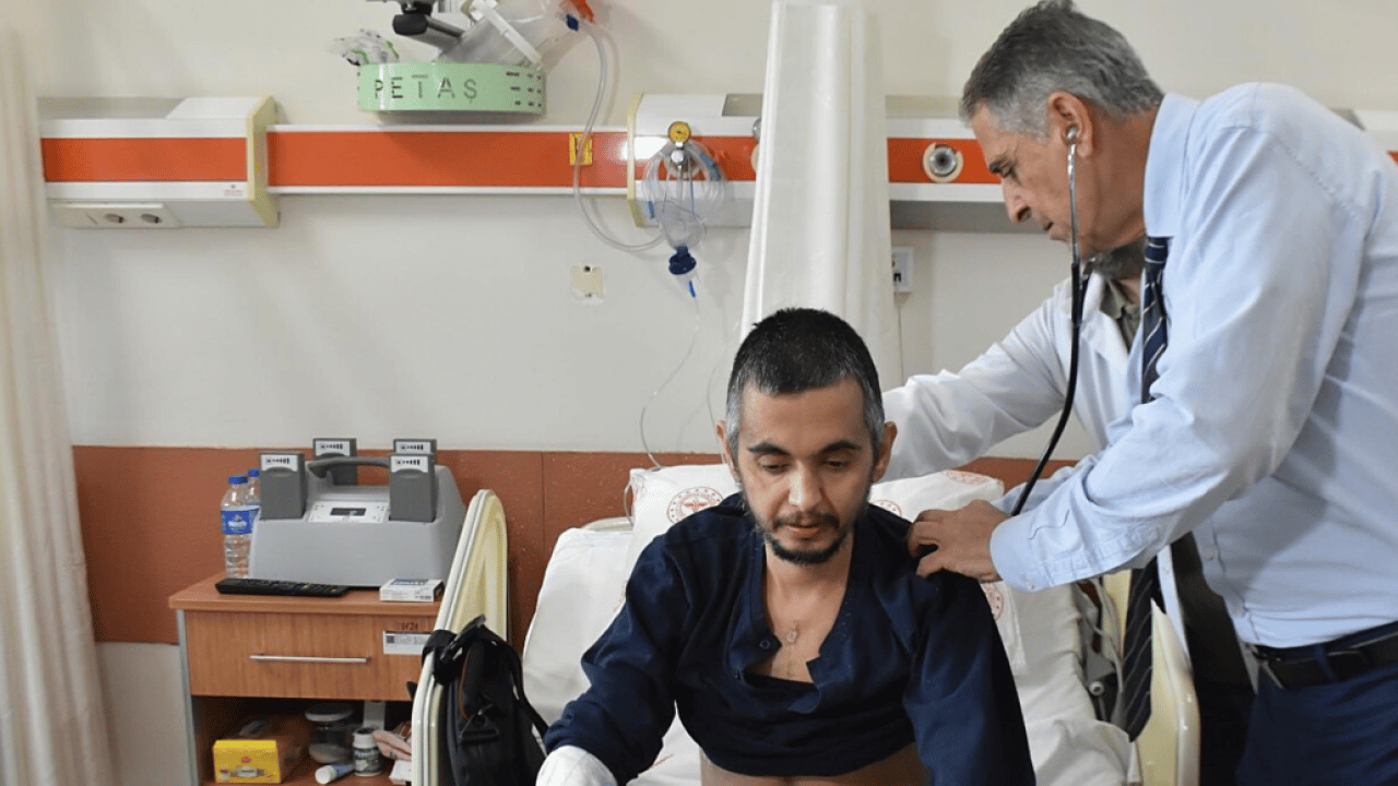 Kalbi durma noktasına gelmişti! Çift taraflı yapay kalp ameliyatı Mustafa’ya nefes oldu: Organ nakli bekliyor