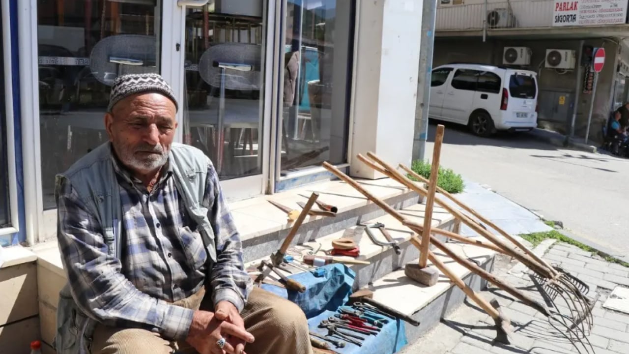 Foto - Kaldırımda satışa çıkardı! İş insanı görüp satın aldı!