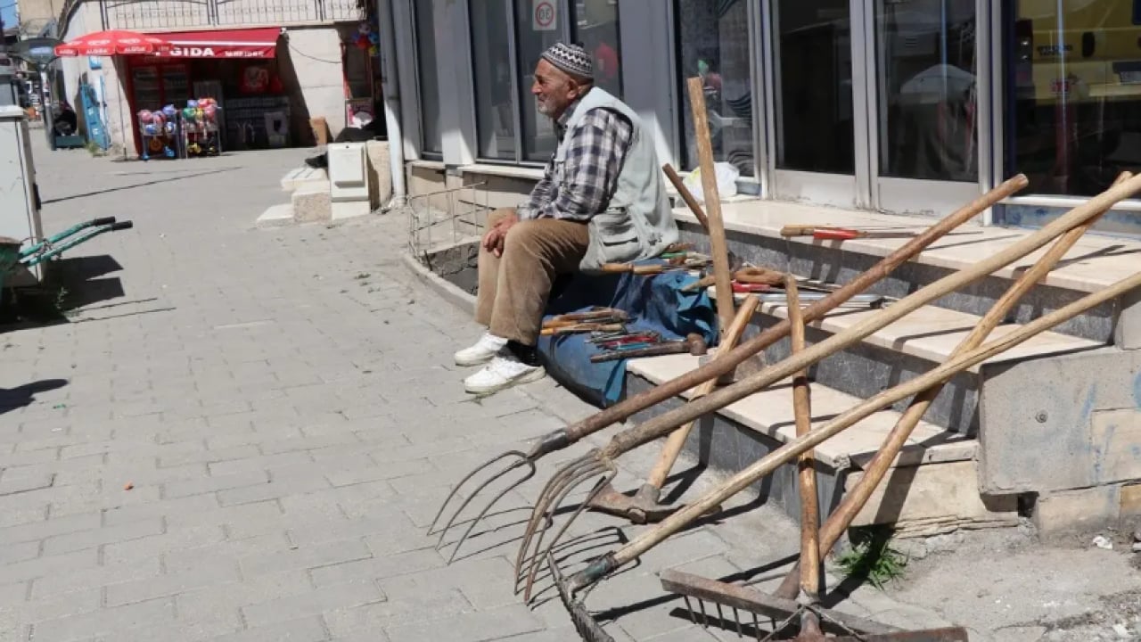 Foto - Kaldırımda satışa çıkardı! İş insanı görüp satın aldı!