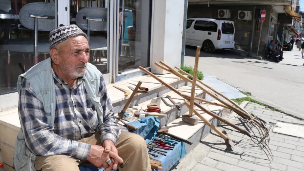 Foto - Kaldırımda satışa çıkardı! İş insanı görüp satın aldı!