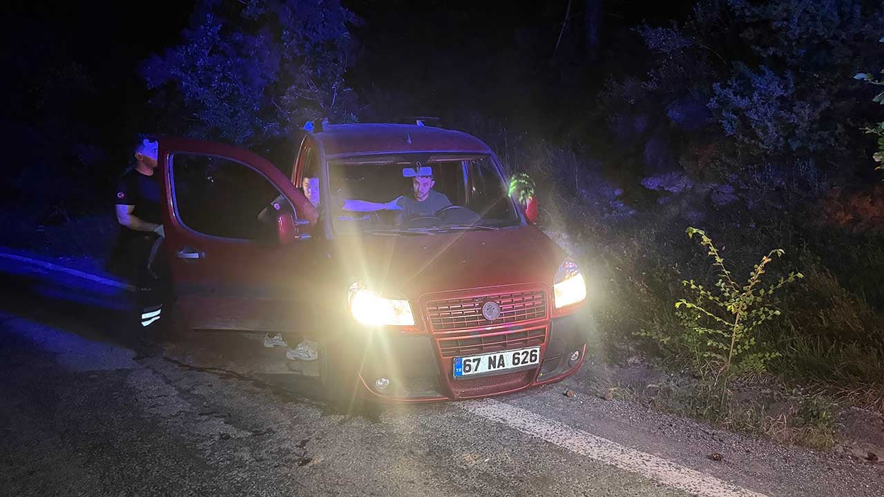 Foto - Kaldırımdaki aracı görenler yardıma koştu! Uzun süre uyanamayan sürücünün foyası hastanede ortaya çıktı!