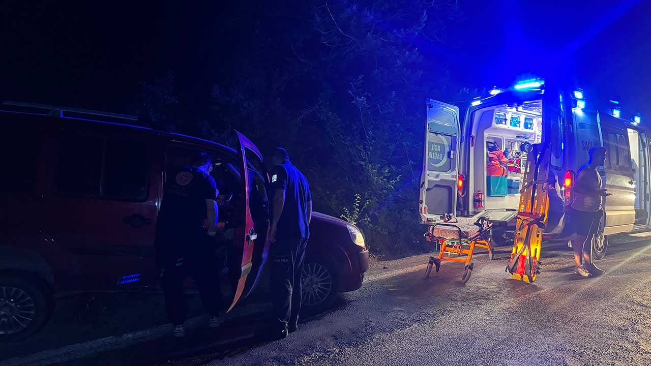 Kaldırımdaki aracı görenler yardıma koştu! Uzun süre uyanamayan sürücünün foyası hastanede ortaya çıktı!