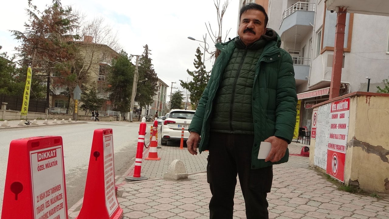 Foto - Kaldırımı dubalarla kapattı! "Burası bizim" diyerek yolu kesti