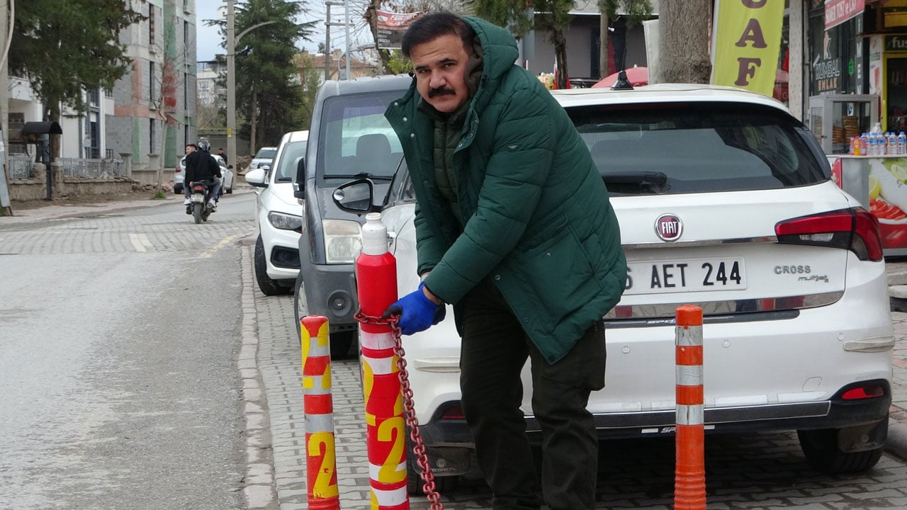Foto - Kaldırımı dubalarla kapattı! "Burası bizim" diyerek yolu kesti