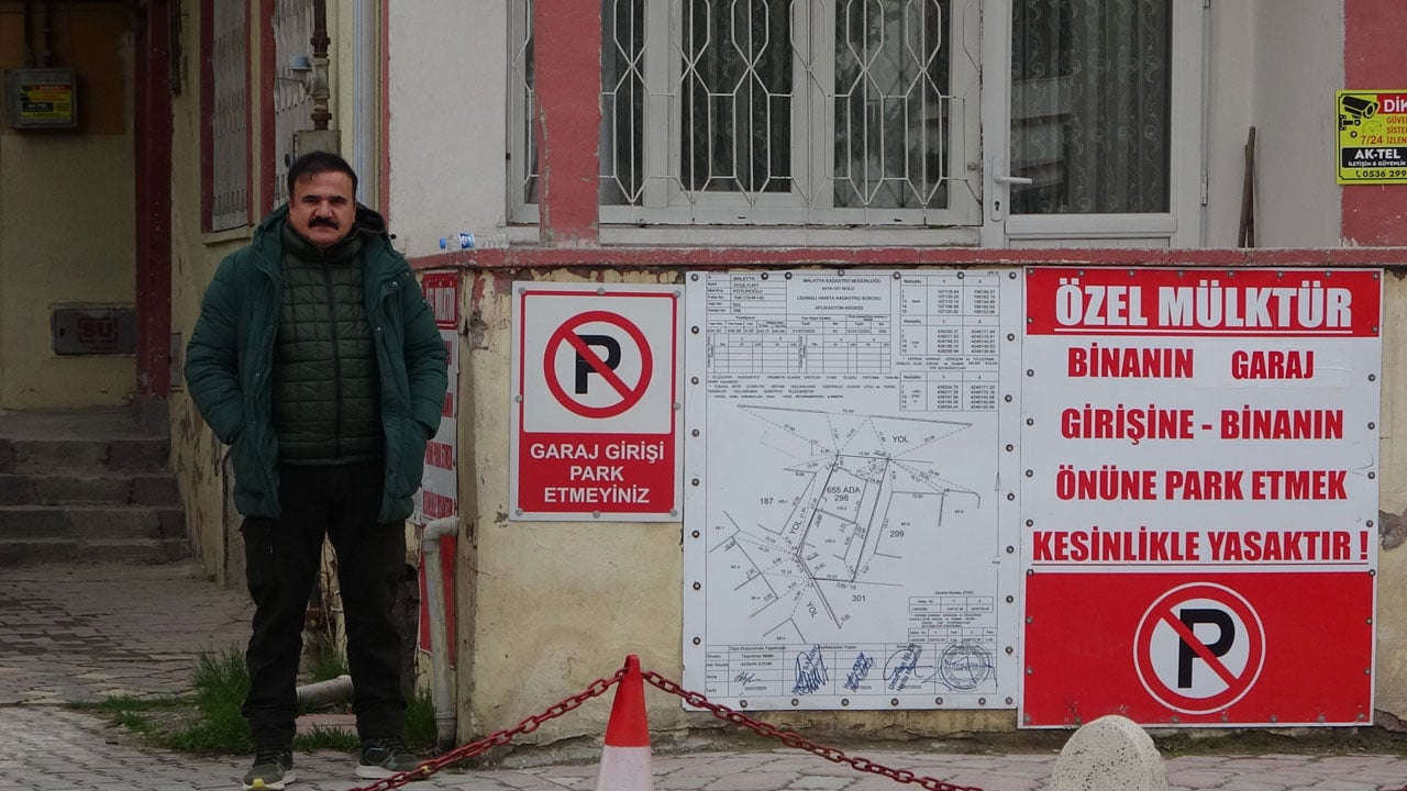 Foto - Kaldırımı dubalarla kapattı! "Burası bizim" diyerek yolu kesti