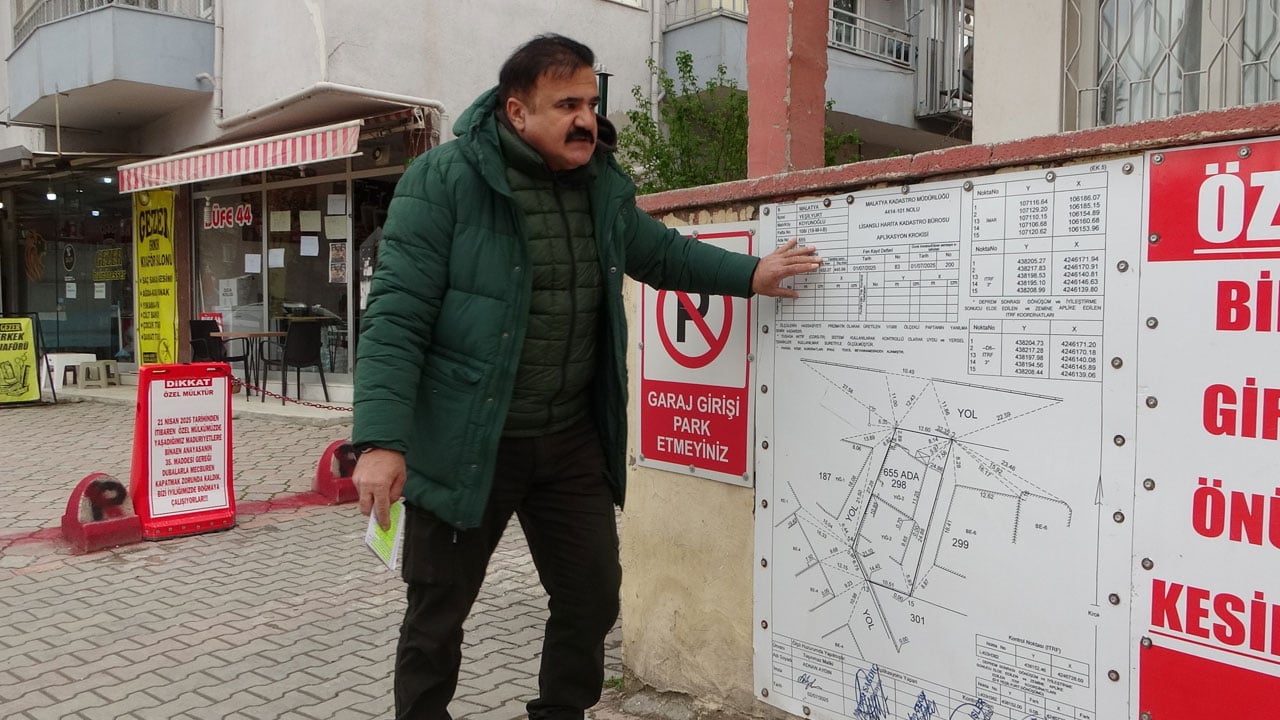 Kaldırımı dubalarla kapattı! "Burası bizim" diyerek yolu kesti