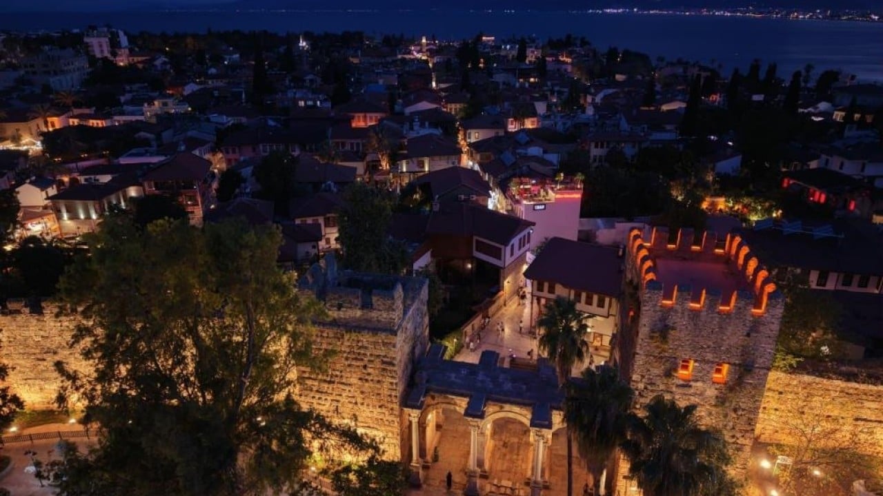 Kaleiçi ve surlar ışıl ışıl Antalya’nın tarihi kapısı aydınlatıldı