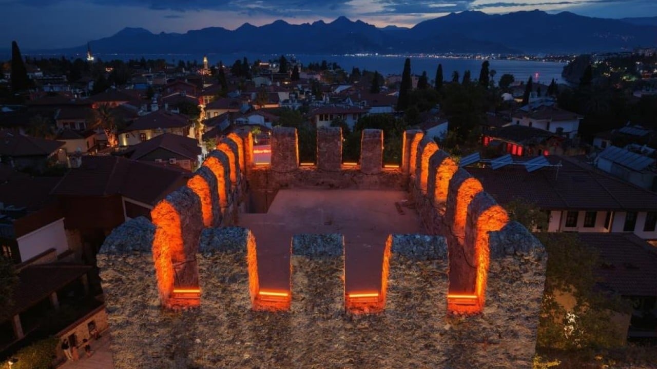 Foto - Kaleiçi ve surlar ışıl ışıl Antalya’nın tarihi kapısı aydınlatıldı