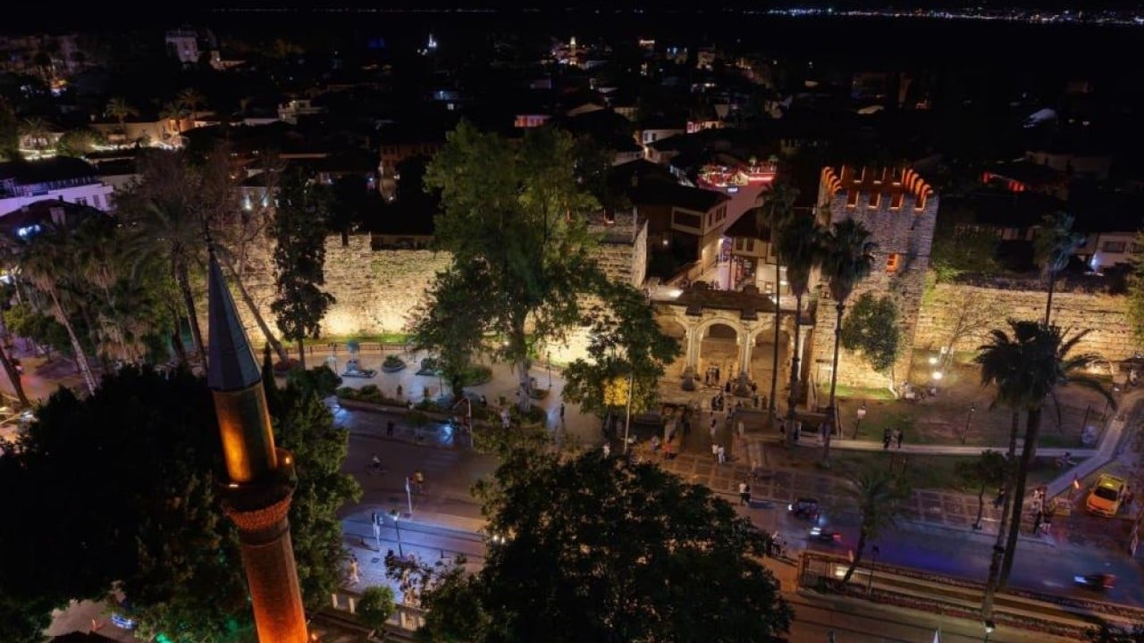 Foto - Kaleiçi ve surlar ışıl ışıl Antalya’nın tarihi kapısı aydınlatıldı