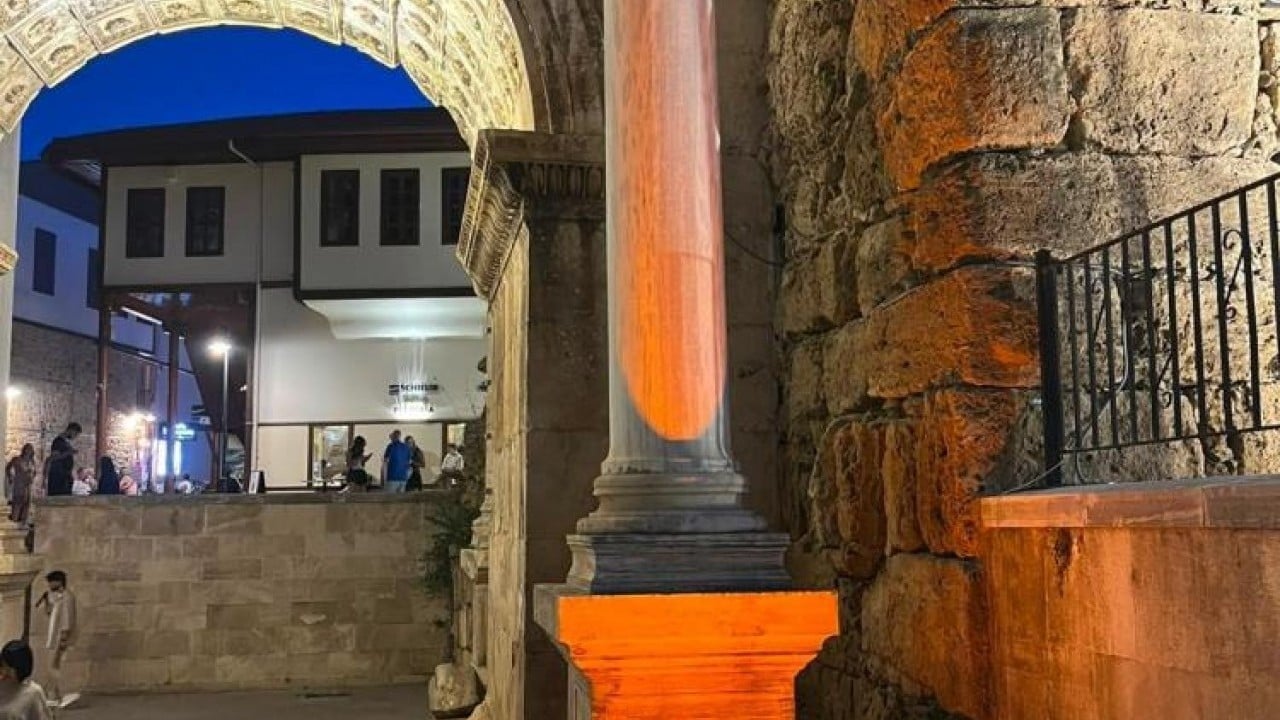 Foto - Kaleiçi ve surlar ışıl ışıl Antalya’nın tarihi kapısı aydınlatıldı